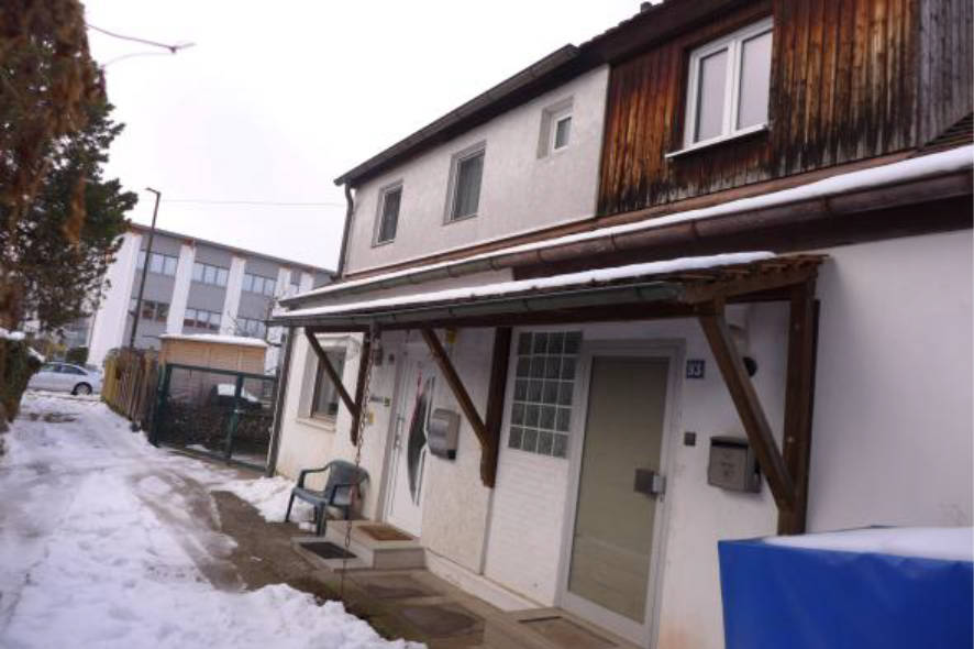 kleine Doppelhaushälfte mit Erweiterungsbau und anschließendem Nebengebäude in Oststraße 91, 00000 Fürth