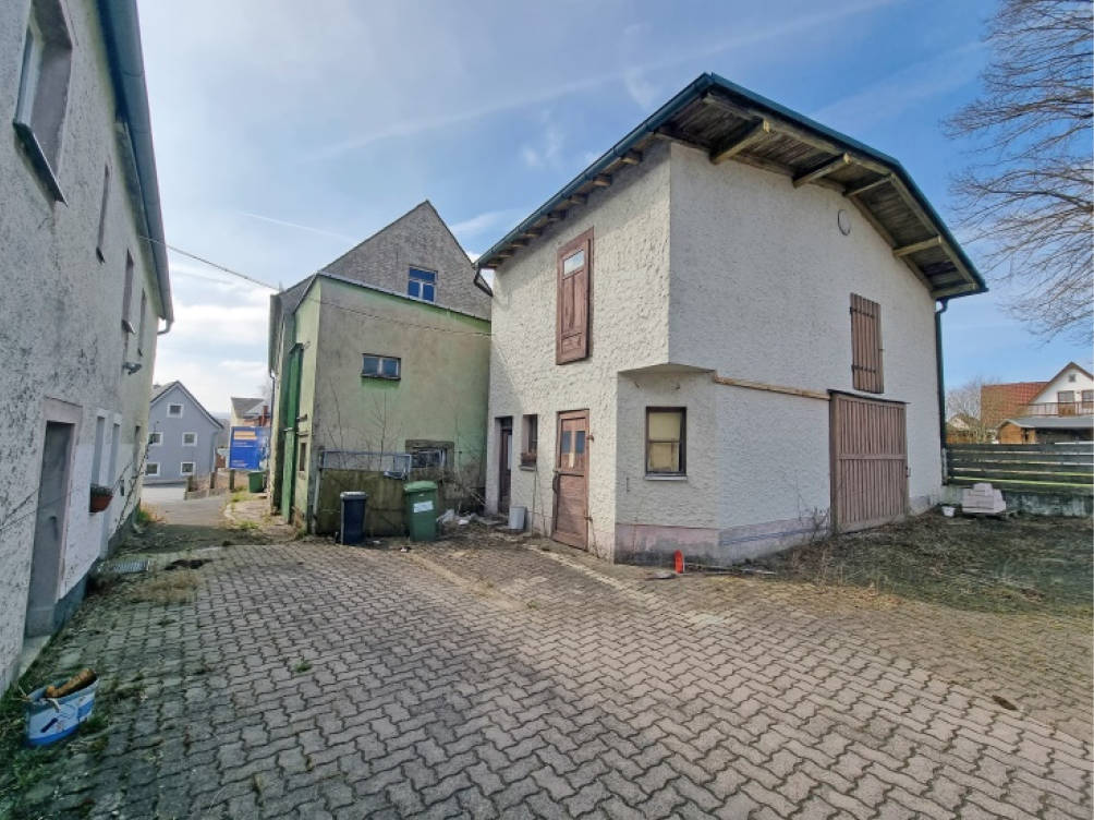 Hauptgebäude mit Nebengebäuden in Markt  75, 95679 Waldershof - Bild 2