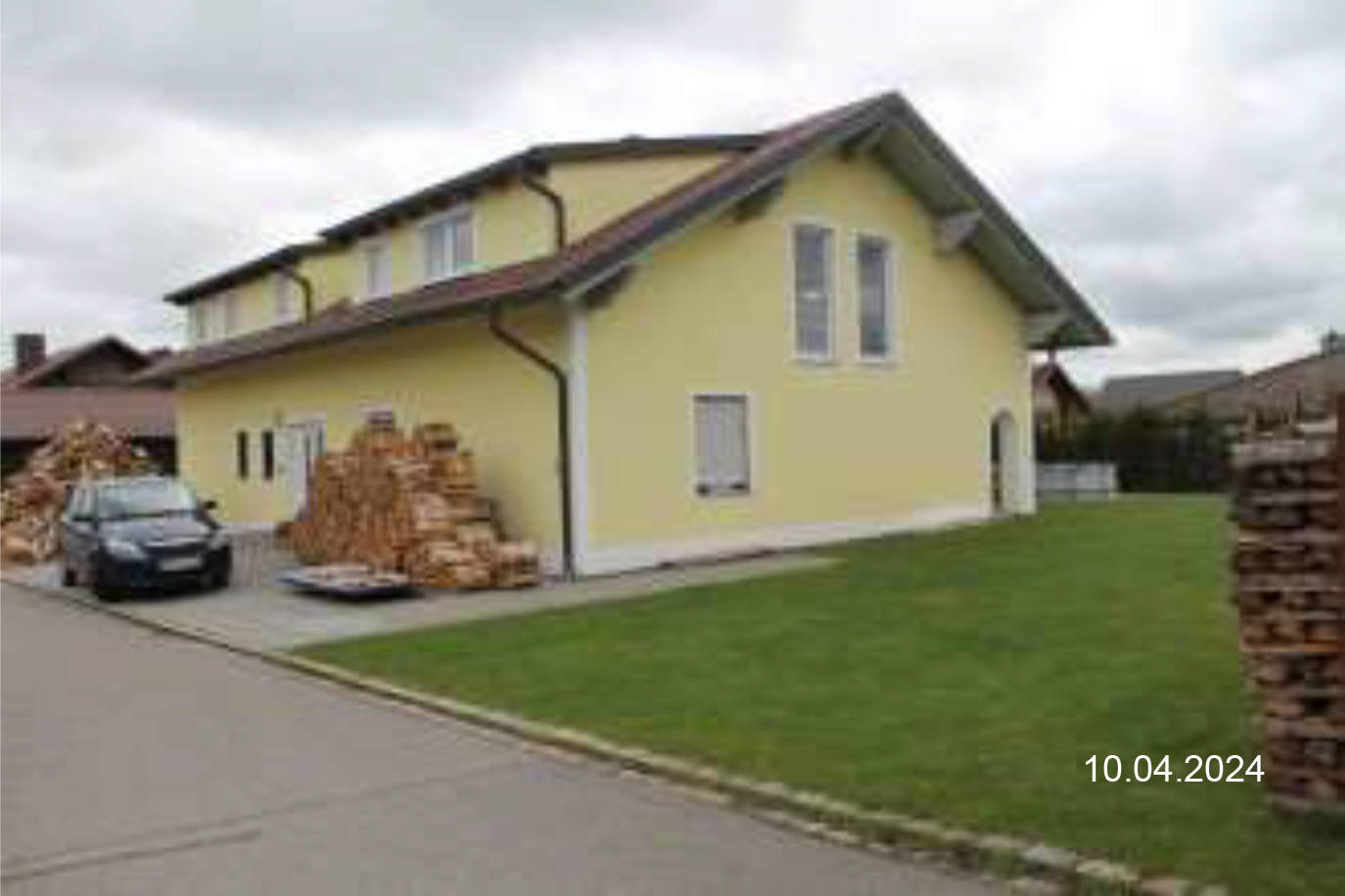 Wohnhaus mit 2 abgeschlossenen Wohnungen in Hochweg 3, 93194 Walderbach