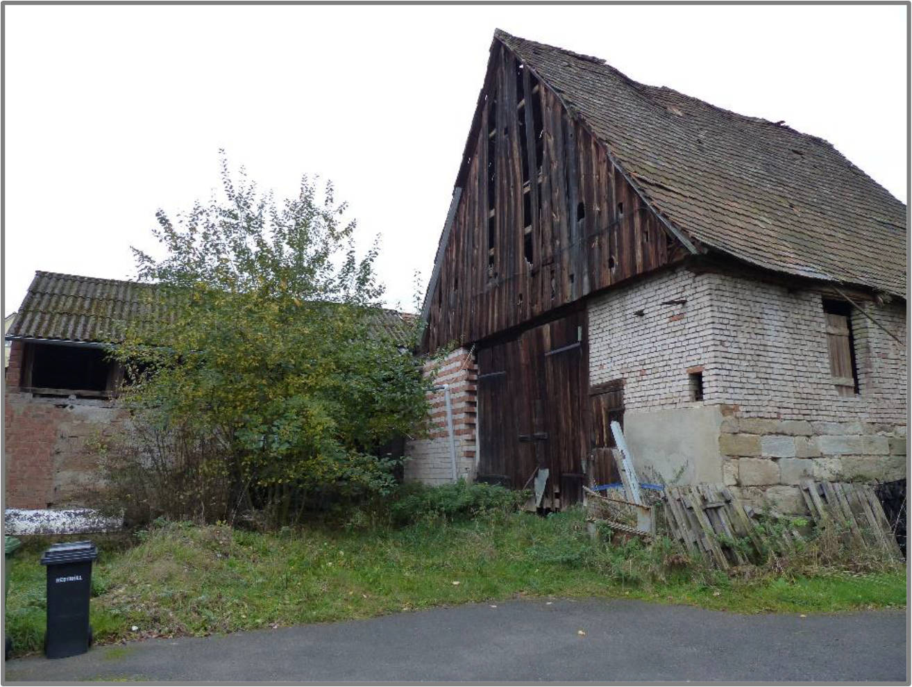 Zweifamilienhaus mit Scheune, Wirtschaftsgebäude mit Doppelgarage, Nebengebäude in Adlitz 16, 91080 Marloffstein, Adlitz - Bild 3