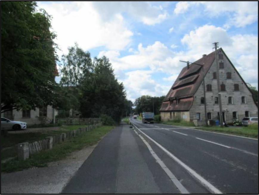 Mehrfamilienhaus, Sonstiges, bebaut mit DENKMALGESCHÜTZTEM 7-Familienhaus und diversen Nebengebäuden; eine sog. "Baulandreserve" ist auch auf dem Grundstück zu erkennen; Grundstücksteile sind auch "schrottplatzähnlich" genutzt; diesbezüglich ist die "Beseitigung aller Lagerungsbestände... behördlich angeordnet worden"; in Unterwellitzleithen 3, 90518 Altdorf - Bild 2