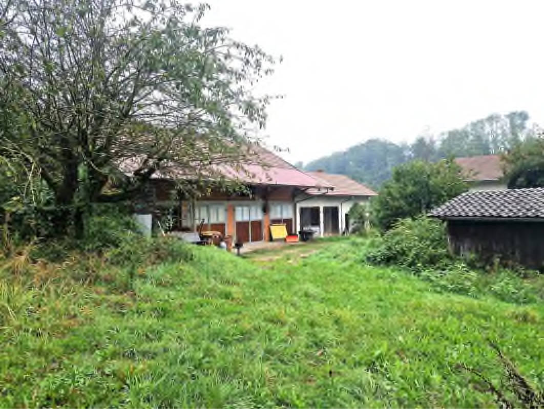 baufälliges Gebäudeensemble und Wiese in Almstraße 1,3, 82467 Isen, Burgrain