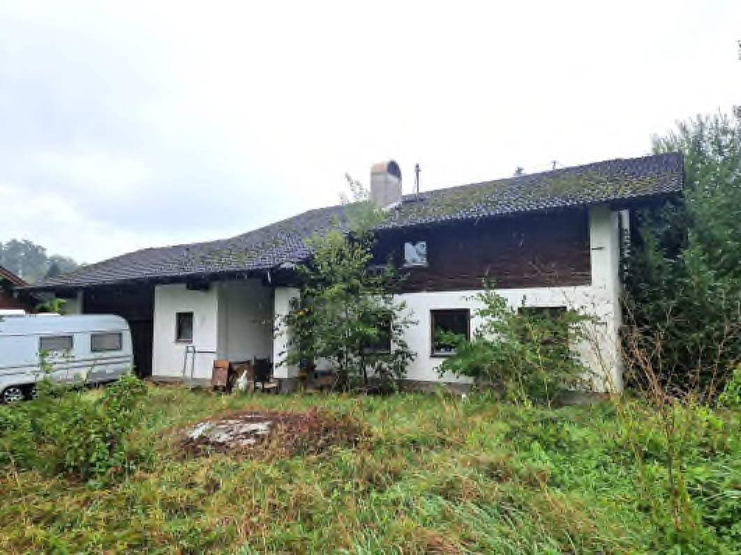 baufälliges Gebäudeensemble und Wiese in Almstraße 1,3, 82467 Isen, Burgrain - Bild 5