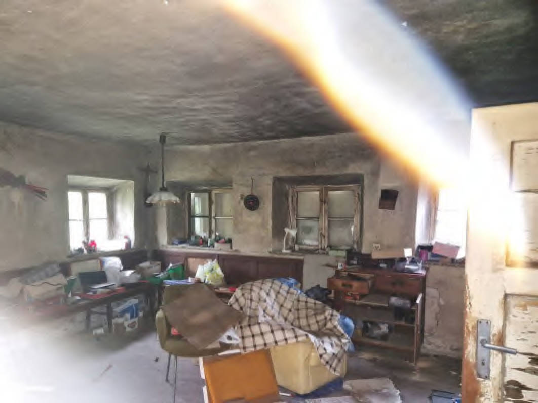 baufälliges Gebäudeensemble und Wiese in Almstraße 1,3, 82467 Isen, Burgrain - Bild 2