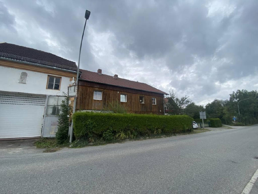 Zweifamilienhaus samt Nebengebäuden in Deggendorfer Straße 10, 94544 Hofkirchen
