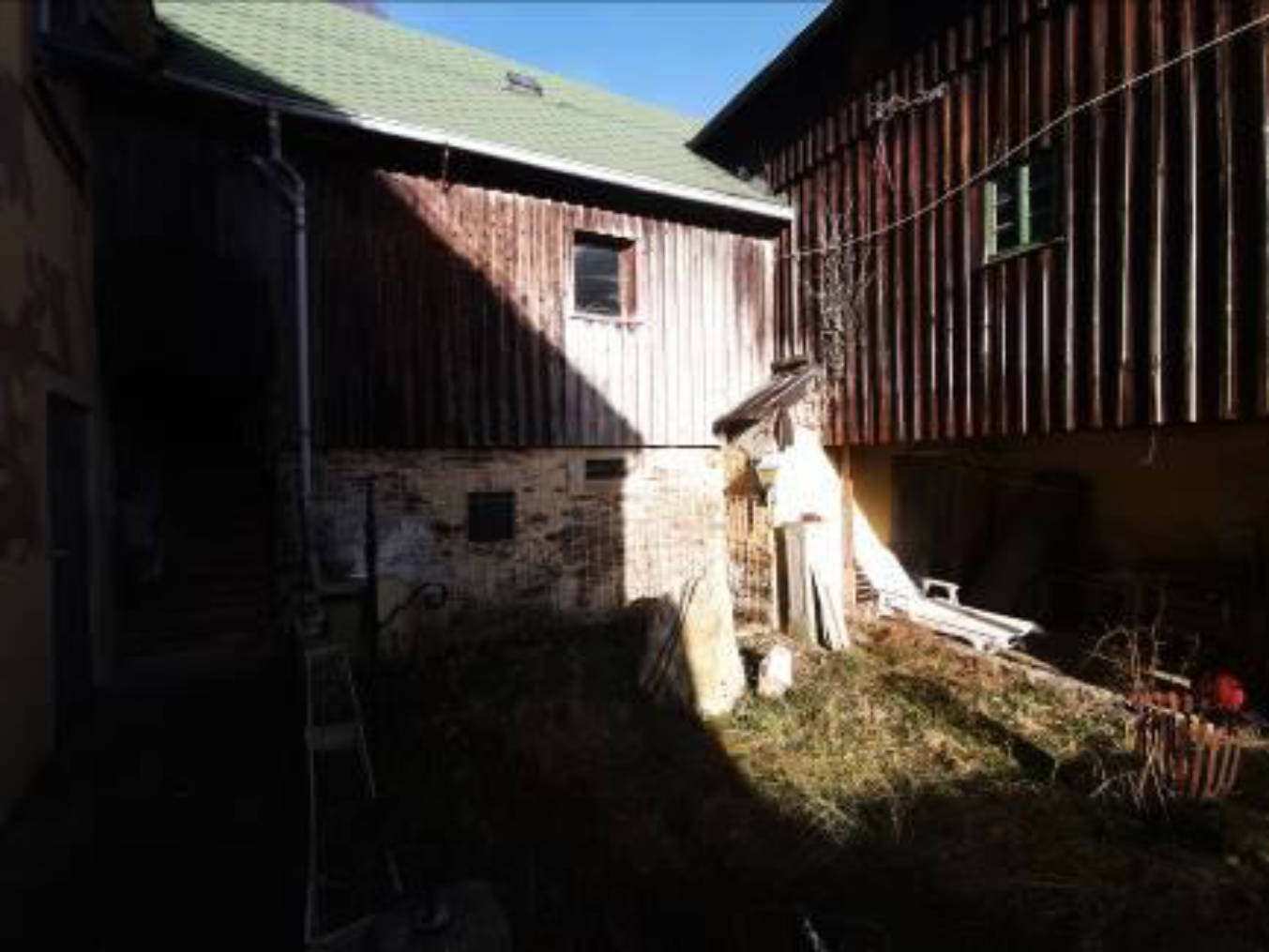 Bauernhaus mit 2 Holzscheunen, Wiesengrundstück, Garagengrundstück mit 2 Massivgaragen in Reichenbach 8, 95173 Schönwald - Bild 4