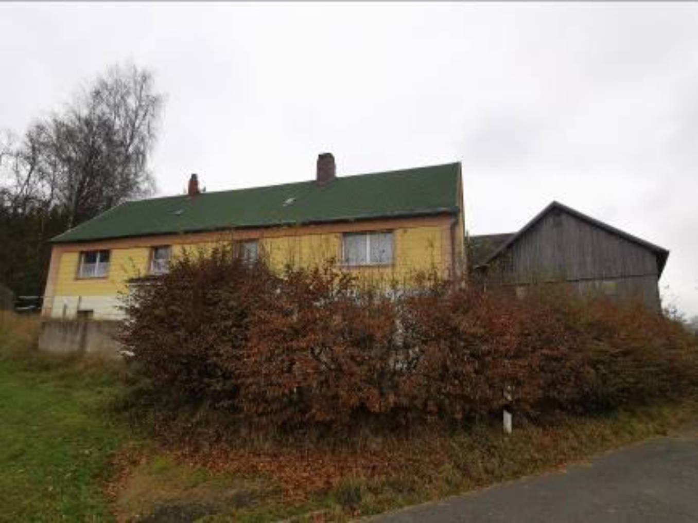 Bauernhaus mit 2 Holzscheunen, Wiesengrundstück, Garagengrundstück mit 2 Massivgaragen in Reichenbach 8, 95173 Schönwald