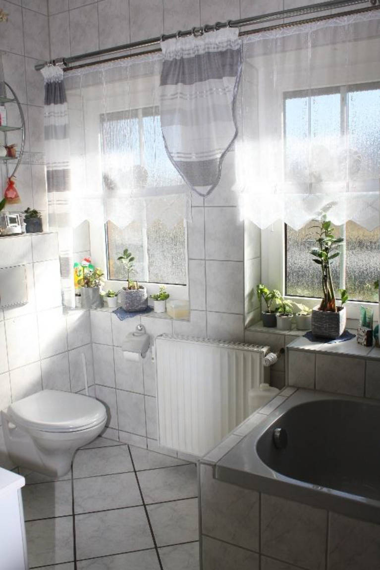 Einfamilienwohnhaus mit 4 Massiv-Garagen und Gartenhaus und Holz-Lege in Schulstraße 9, 95180 Berg - Bild 4