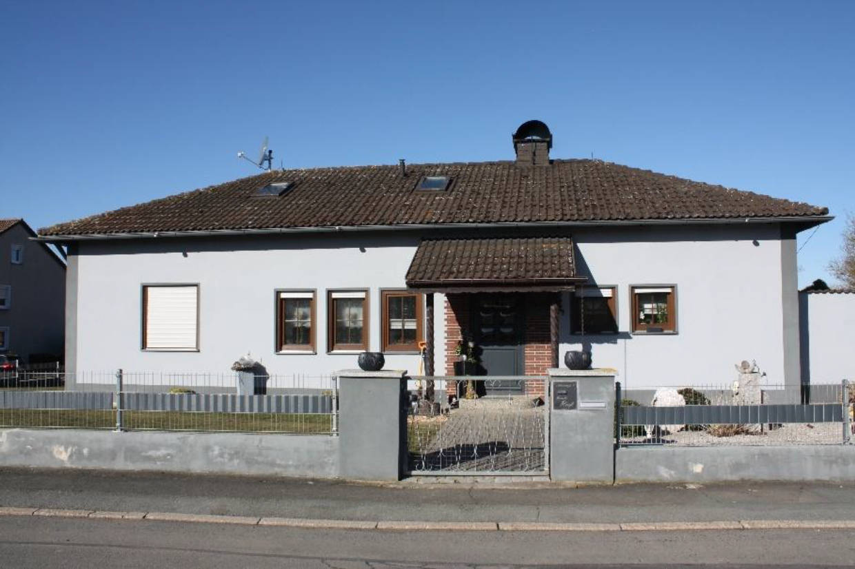 Einfamilienwohnhaus mit 4 Massiv-Garagen und Gartenhaus und Holz-Lege in Schulstraße 9, 95180 Berg