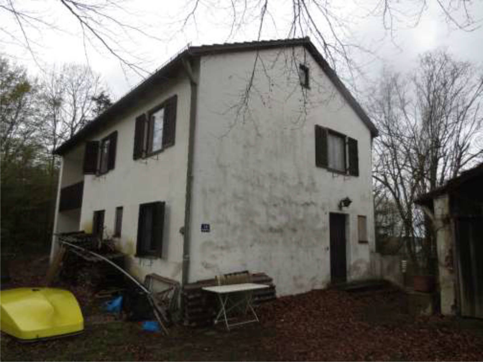 Wohnhaus mit Nebengebäude und Garagen in Emmertinger Straße 14, 84524 Neuötting, Alzgern