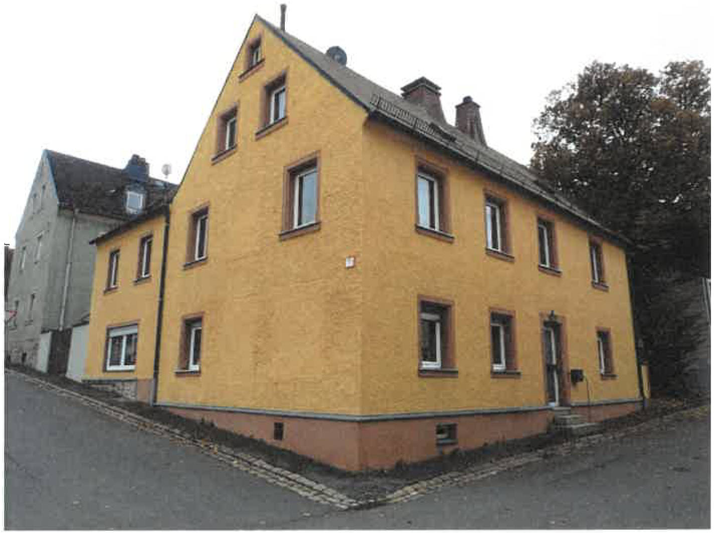 Zweifamilienwohnhaus mit Nebengebäude in Hainstraße 1, 95100 Selb