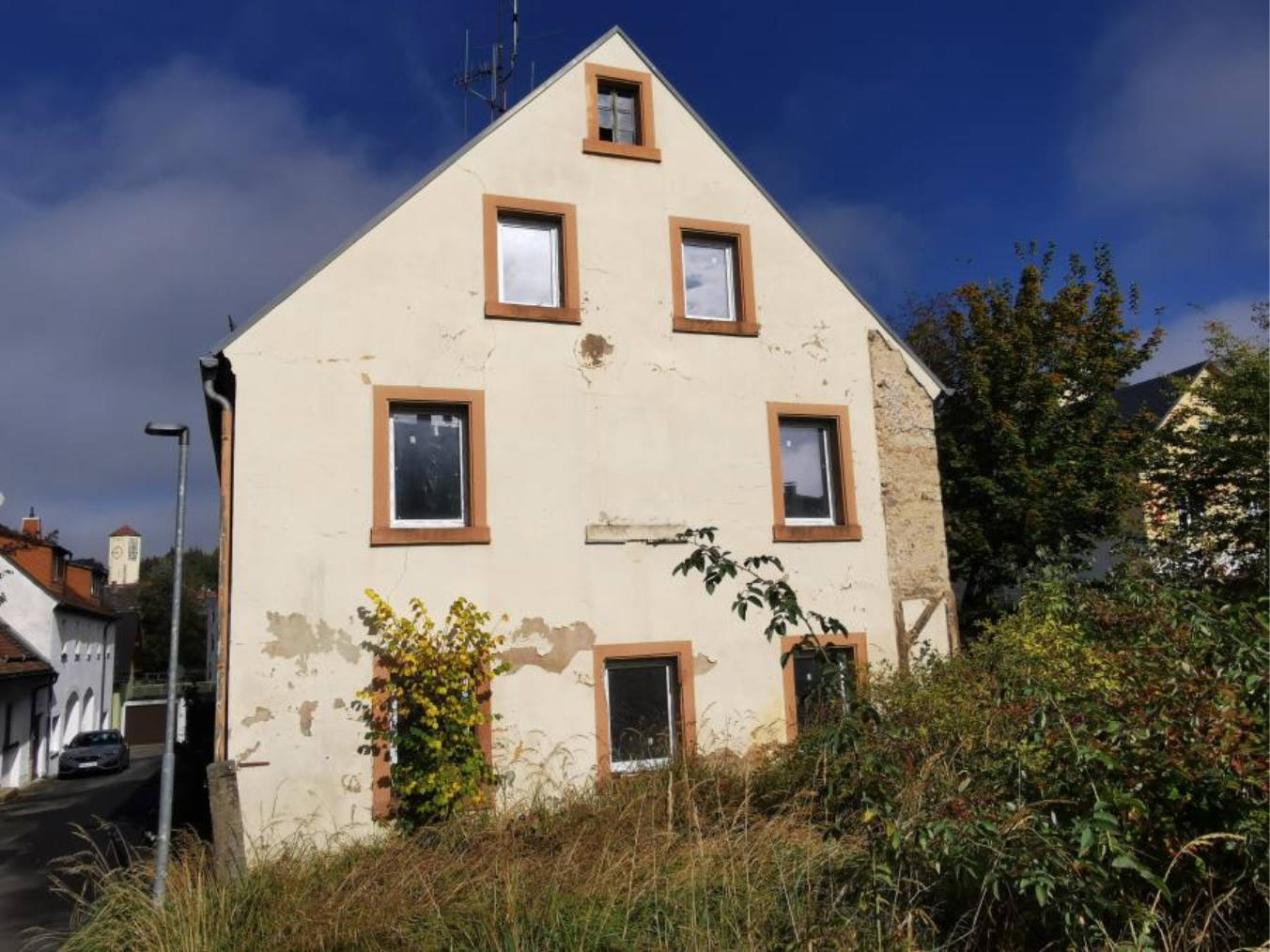 Stadt- bzw. Einfamilienhaus; unbebautes Grundstück K 0047-2024 u. a. Untere Bergstraße 8, 95100 Selb