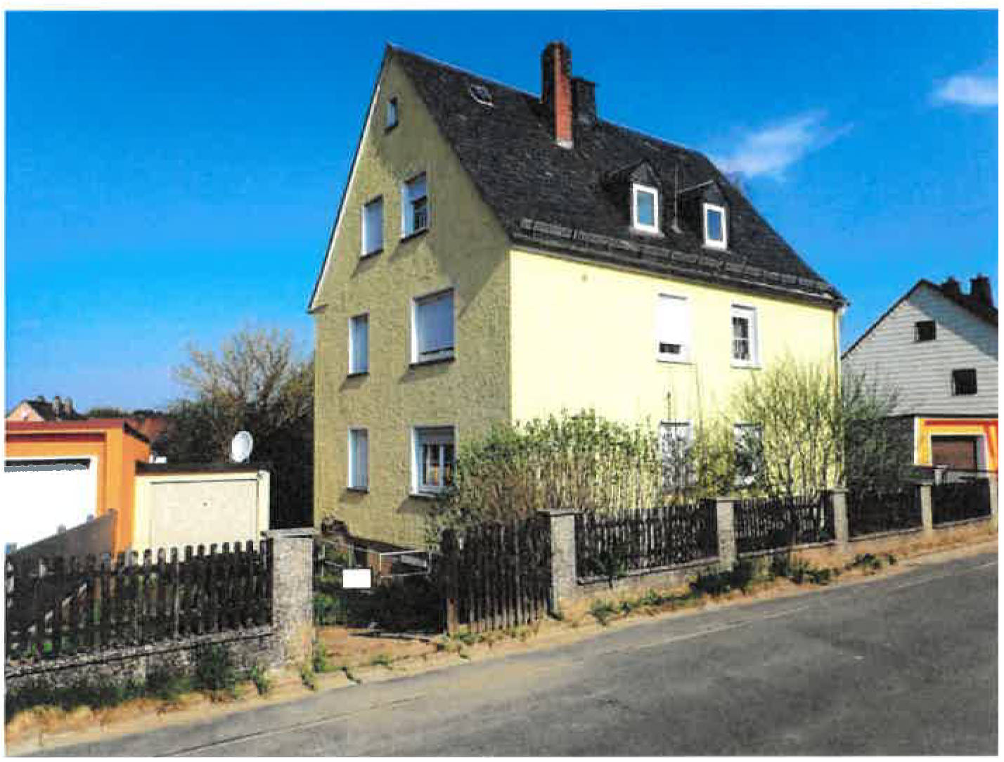 Dreifamilienwohnhaus und Fertiggarage in Wiesenweg 19, 95236 Stammbach - Bild 2