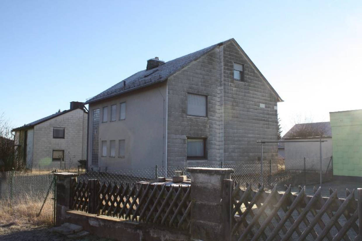 Zweifamilienwohnhaus mit Doppelgarage in Tannenrain 5, 95131 Schwarzenbach am Wald, Straßdorf