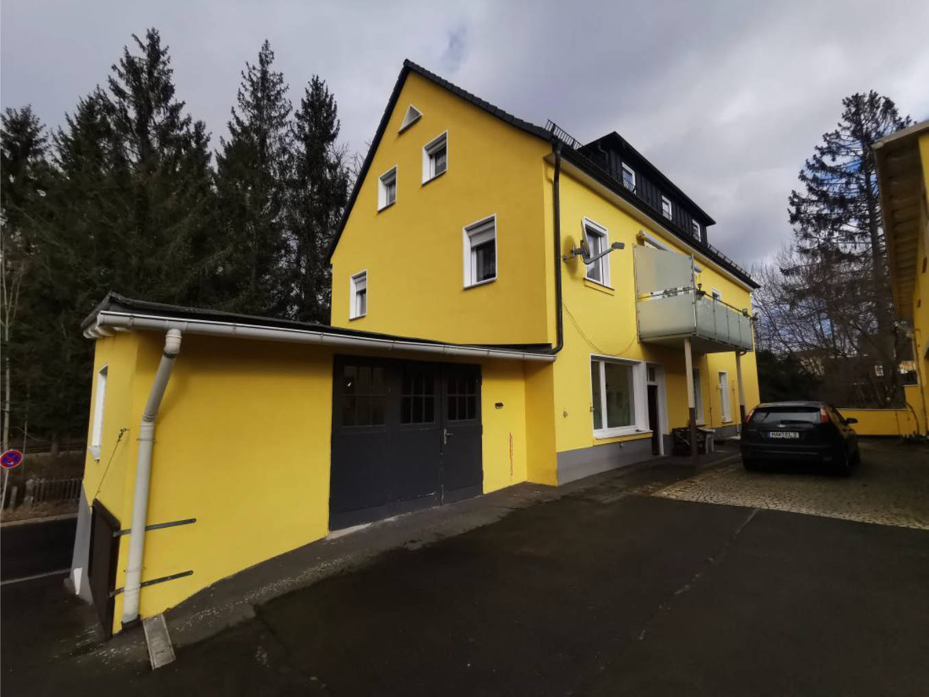 Zweifamilienwohnhaus mit Doppelgarage und Nebengebäude in Thiersheimer Straße 19, 95659 Arzberg - Bild 2