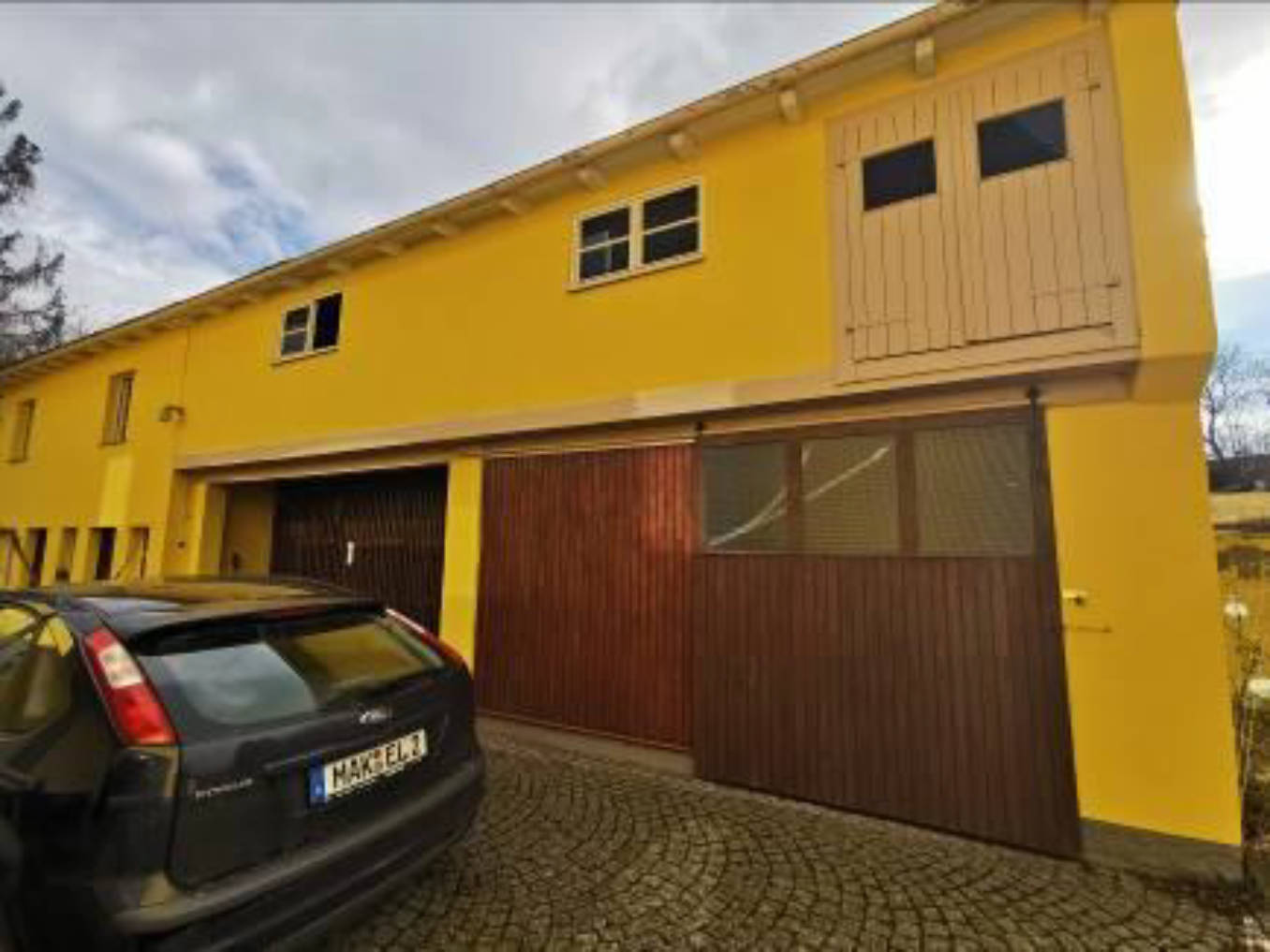 Zweifamilienwohnhaus mit Doppelgarage und Nebengebäude in Thiersheimer Straße 19, 95659 Arzberg - Bild 2