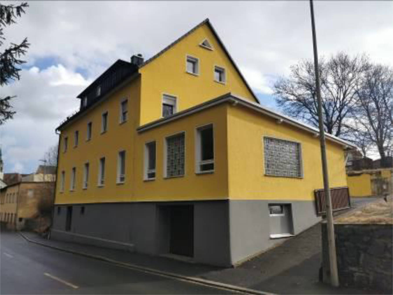 Zweifamilienwohnhaus mit Doppelgarage und Nebengebäude in Thiersheimer Straße 19, 95659 Arzberg - Bild 3