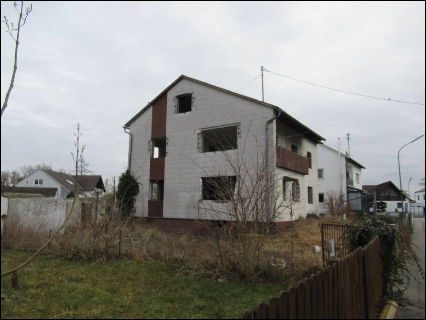Grundstück mit entkerntem, abrissreifem Wohnhaus in Lindenstraße 31, 31 a, Siedlungsstraße 29b, 29c, 29 d, 29e, 85107 Baar-Ebenhausen, Baar