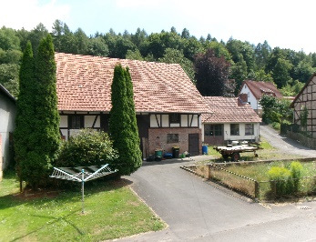 Zweifamilienhaus, Scheune und Werkstatt in Im Oberland 4, 36287 Breitenbach, Machtlos - Bild 2