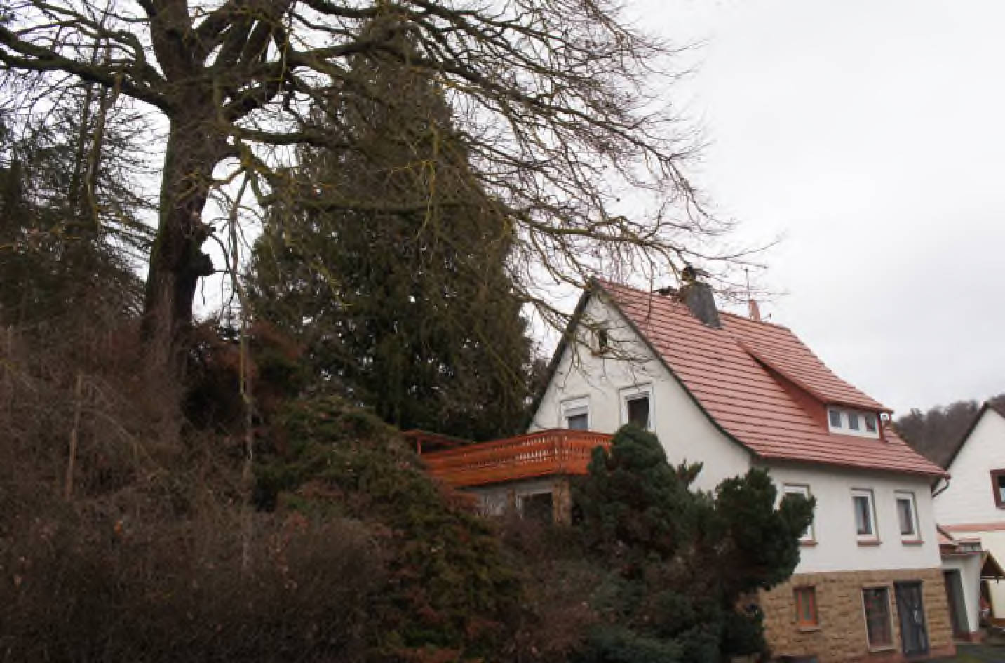 Einfamilienhaus, Einfamilienhaus mit Anbauten und einer Garage in Oberwarolder Straße  4, 34477 Twistetal - Bild 2