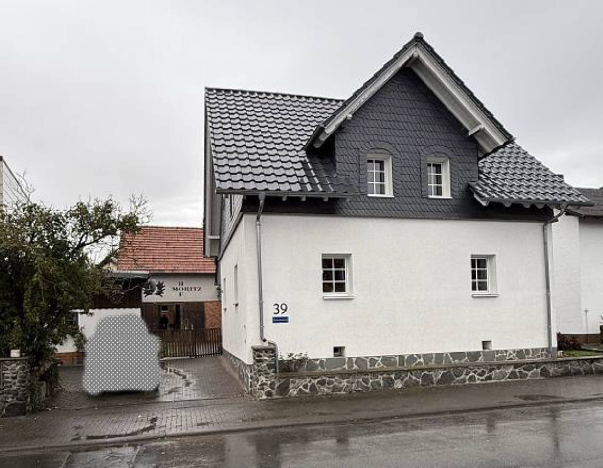 Einfamilienwohnhaus mit Nebengebäuden sowie rückseitig angrenzendes, unbebautes Grundstück in Sohlbaum, 35641 Schöffengrund, Schwalbach - Bild 2
