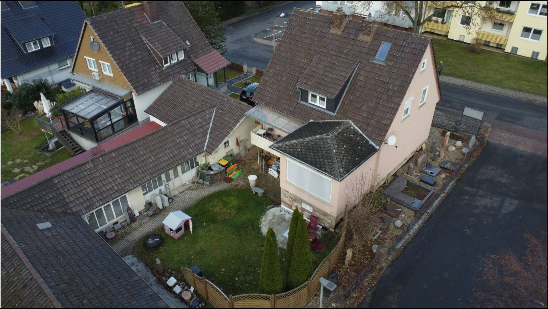 Einfamilienhaus und zwei Werkstatt-/Garagengebäuden in Bergstraße 9, 34253 Lohfelden, Crumbach