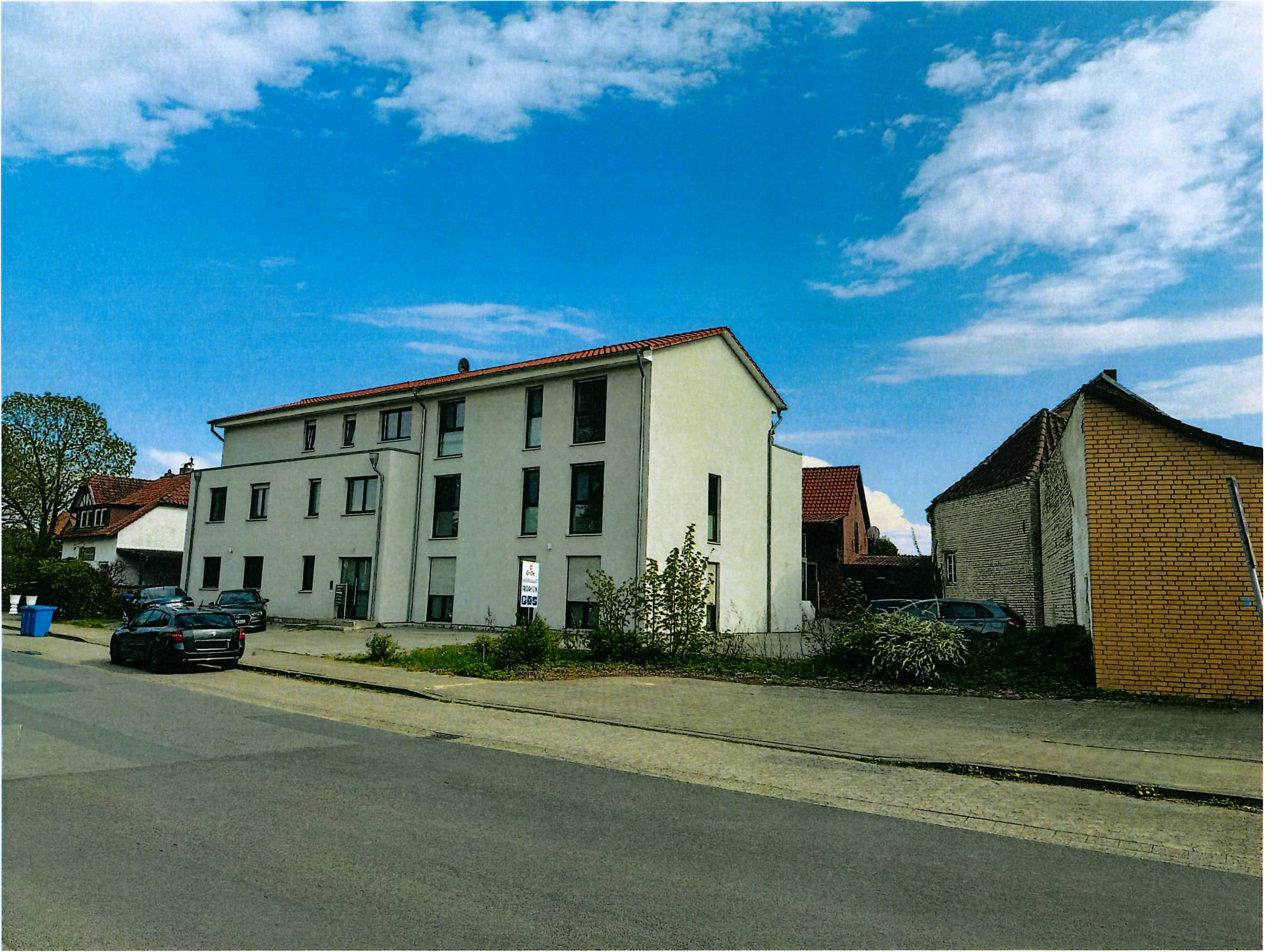 Wohn-/Geschäftshaus, Grundstück bebaut mit einem Mehrfamilienhaus mit 6 Wohneinheiten sowie einem Wohn-& Bürogebäude mit zwei Wohn- und einer Büroeinheit und einem massiven Lagerschuppen in Hauptstr. 3, Twegte 3, 3A, 3B, 38542 Leiferde
