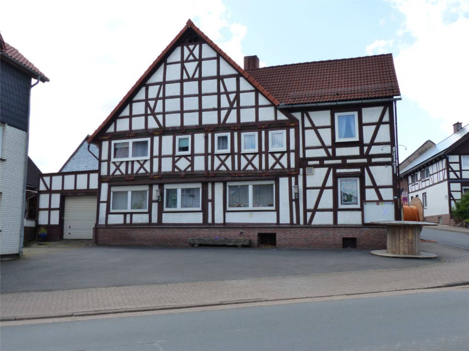 Wohn-/Geschäftshaus in Stadtoldendorfer Straße 21, 37627 Lenne