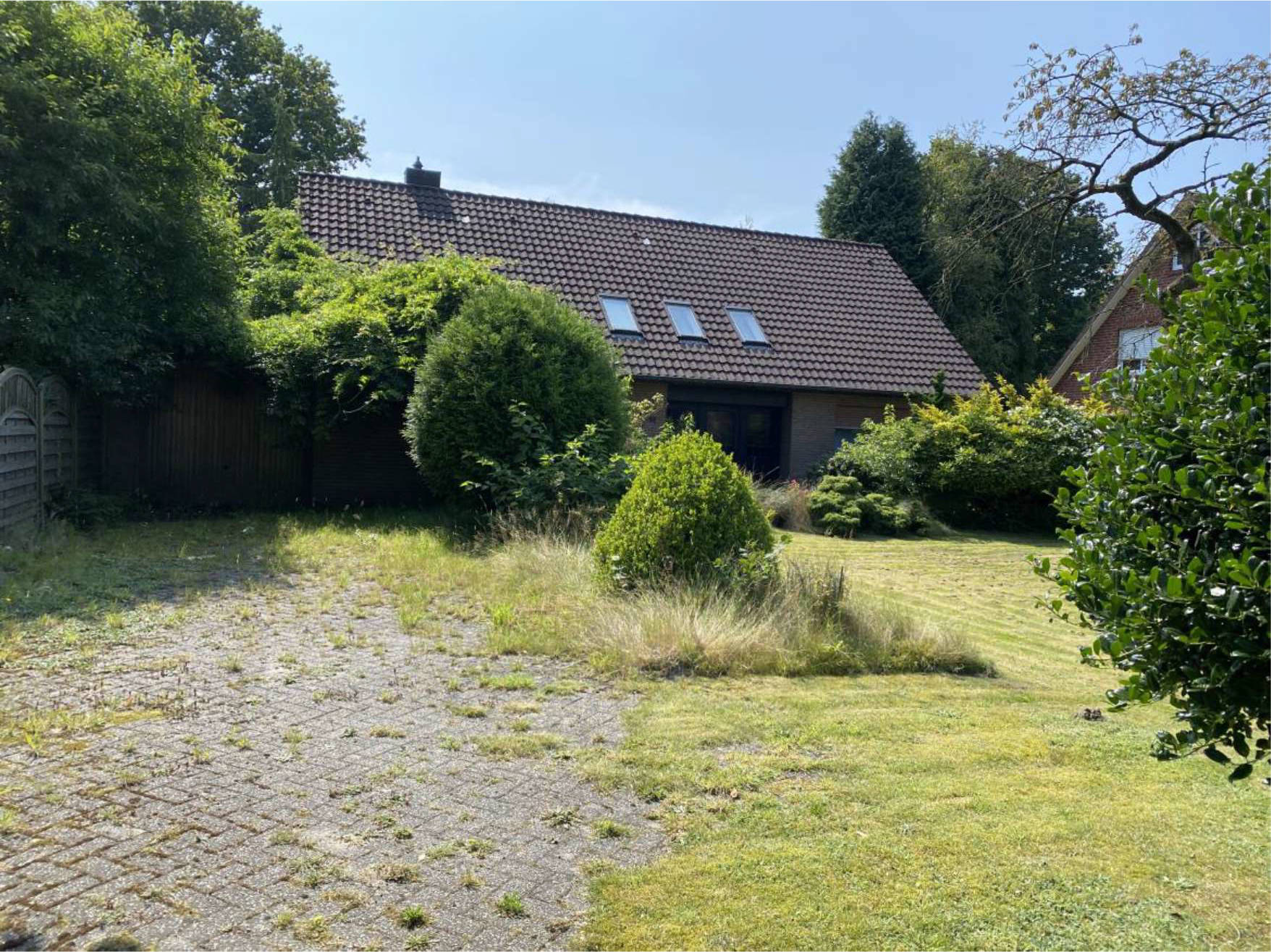 Bebautes Grundstück und landwirtschaftliche Fläche. Grundstück ist mit einem Einfamilienhaus (Baujahr ca. 1976) bebaut; restliche Flächen des Grundstückes (ca. 10.700 qm) werden als Grünland genutzt. in Neuer Weg 97, 26639 Wiesmoor