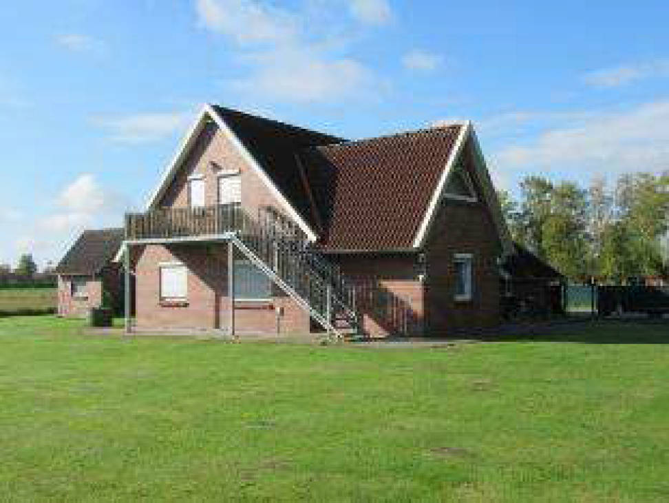 Zweifamilienhaus, land- und forstwirtschaftlich genutztes Grundstück in Kummerweg 23, 26487 Neuschoo