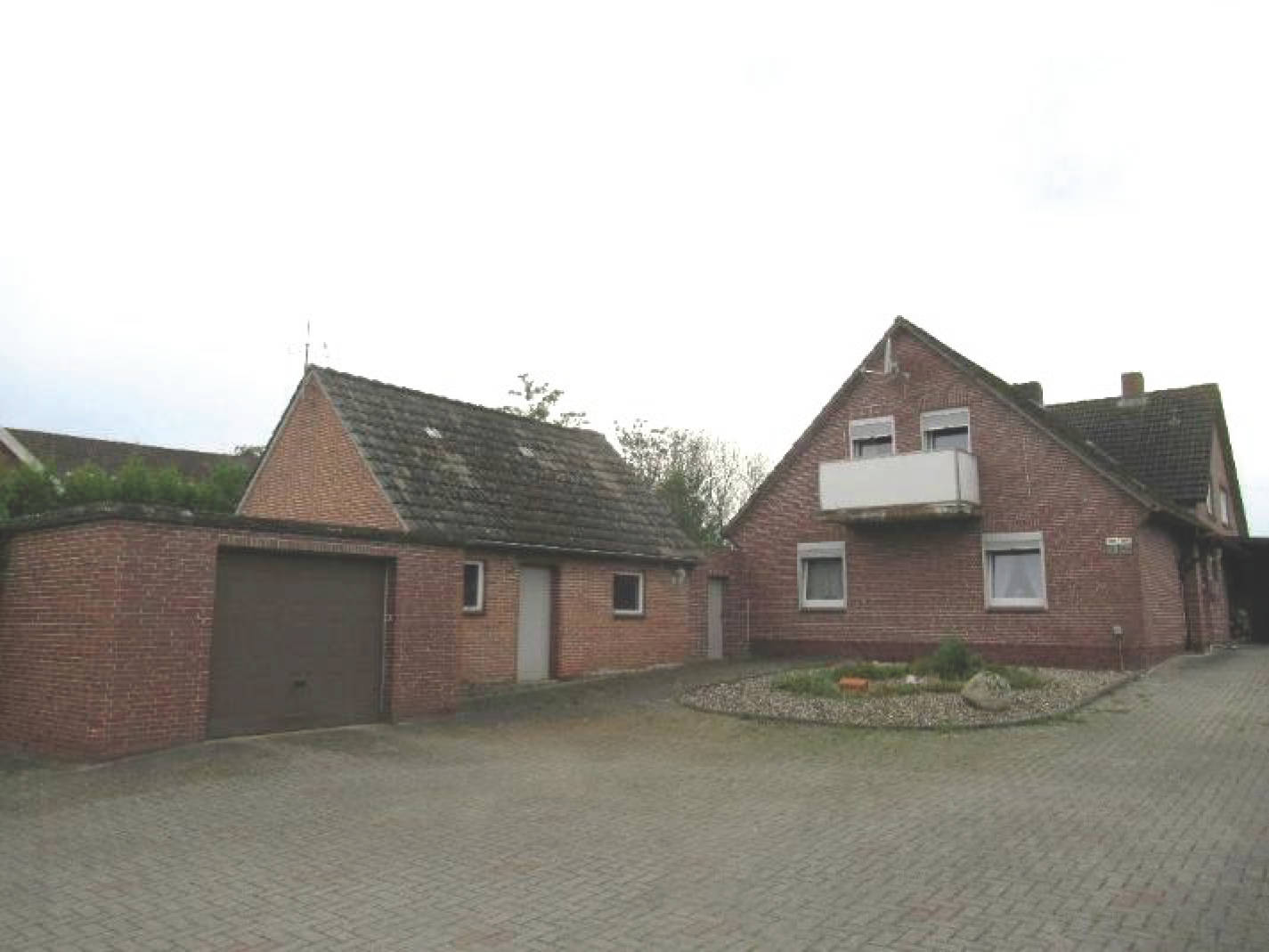 Doppelhaushälfte, mit Nebengebäude und Garage in Dorfstraße 13, 26409 Wittmund, Uttel