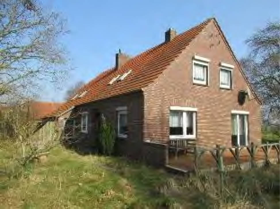 Siedlungshaus mit 3 Wohnungen und Nebengebäude in Insenhausener Straße 2, 26427 Stedesdorf, Osteraccum