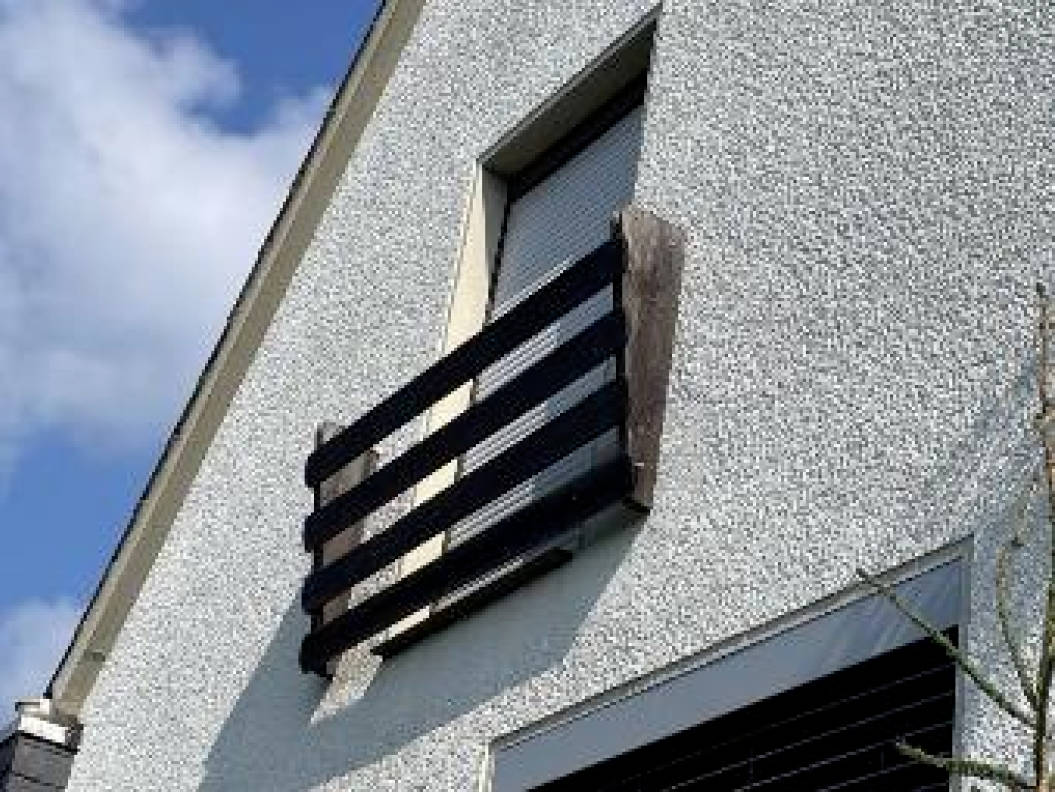 Kfz-Stellplatz, Einfamilienhaus in Burg-Windeck-Straße 57, 51570 Windeck, Schladern