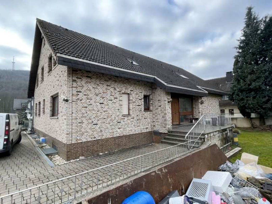 Garage, Einfamilienhaus, Einfamilienhaus mit nicht genehmigten Umbauarbeiten in ein Dreifamililenhaus in Bahnhofstraße 53, 51597 Morsbach - Bild 3