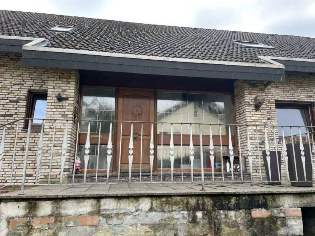 Garage, Einfamilienhaus, Einfamilienhaus mit nicht genehmigten Umbauarbeiten in ein Dreifamililenhaus in Bahnhofstraße 53, 51597 Morsbach - Bild 4