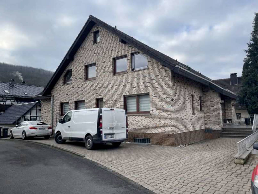 Garage, Einfamilienhaus, Einfamilienhaus mit nicht genehmigten Umbauarbeiten in ein Dreifamililenhaus in Bahnhofstraße 53, 51597 Morsbach