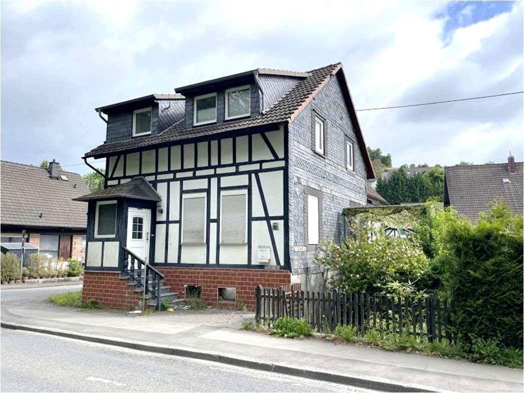 Eigentumswohnung (3 bis 4 Zimmer), 2 Wohnungseigentumseinheiten (Altbau und Anbau mit Garage) in Eckenhagener Straße 31, 51580 Reichshof, Mittelagger