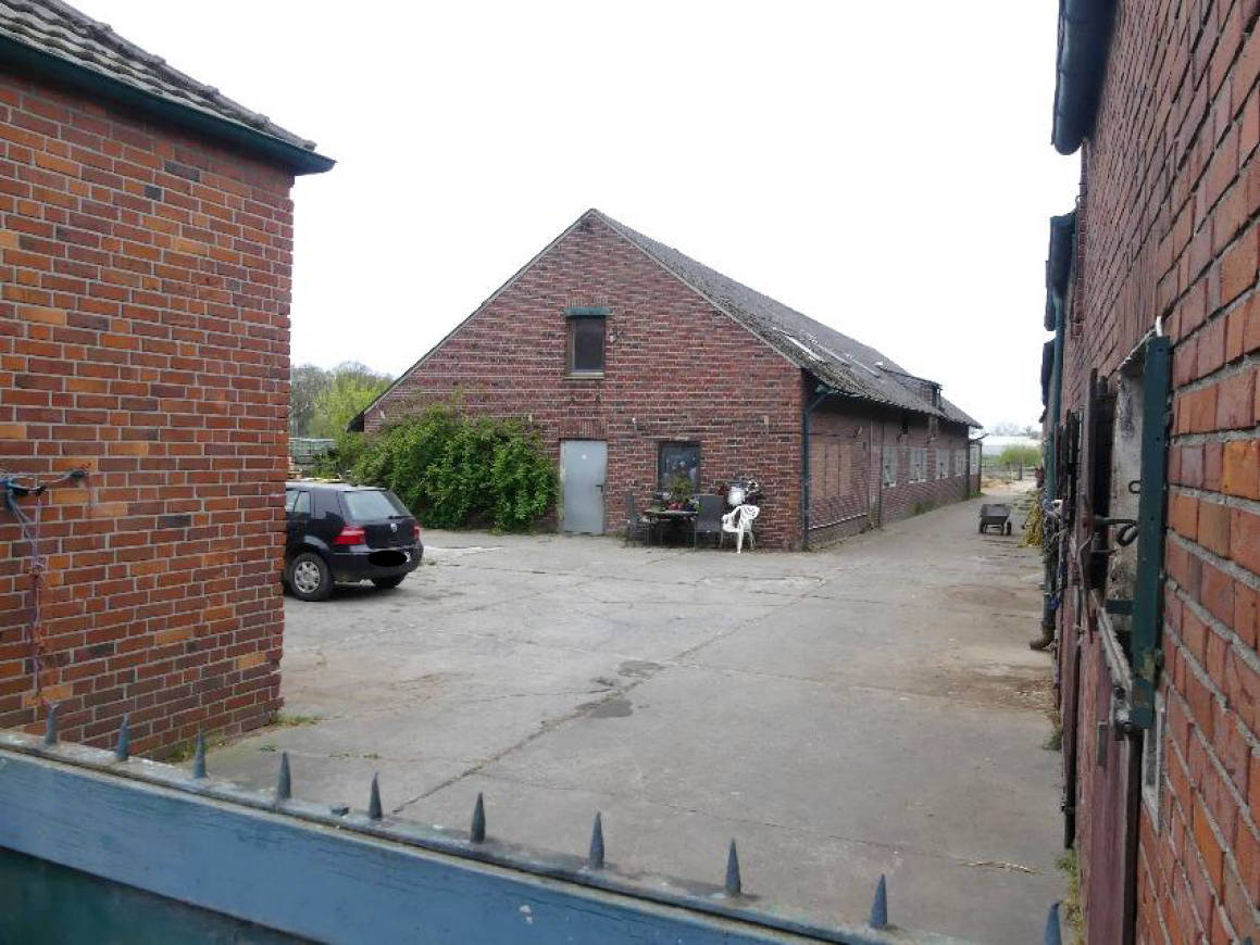 1. Grundstück, bebaut mit Stallgebäuden und einer Betriebsleiterwohnung; 2. Grundstück, bebaut mit Stallgebäuden in Heuweg 2 a, 47625 Kevelaer, Wetten