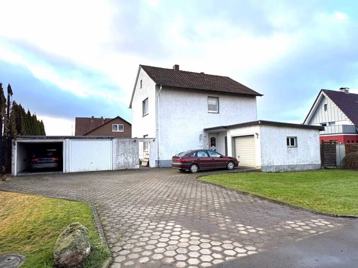 Zweifamilienhaus mit 3 Garagen in Obernackernstraße 42, 32278 Kirchlengern - Bild 3