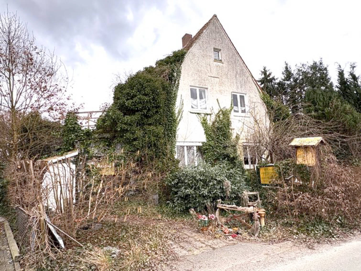 Zweifamilienhaus mit zwei Garagen in Weststraße 74, 32278 Kirchlengern - Bild 2