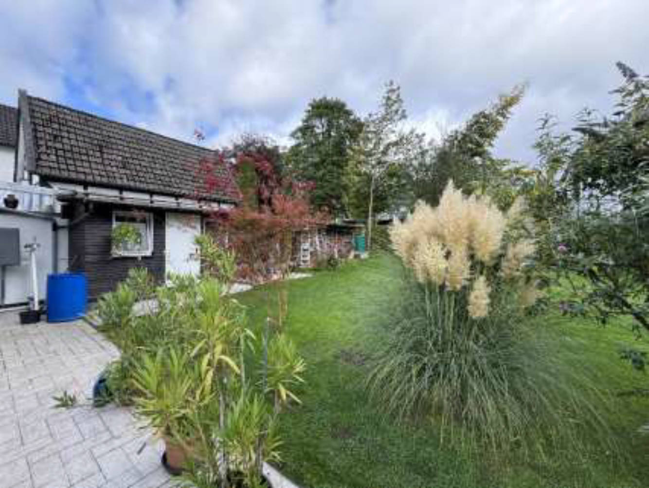 Zweifamilienhaus in Olper Straße 27, 59872 Meschede, Berge
