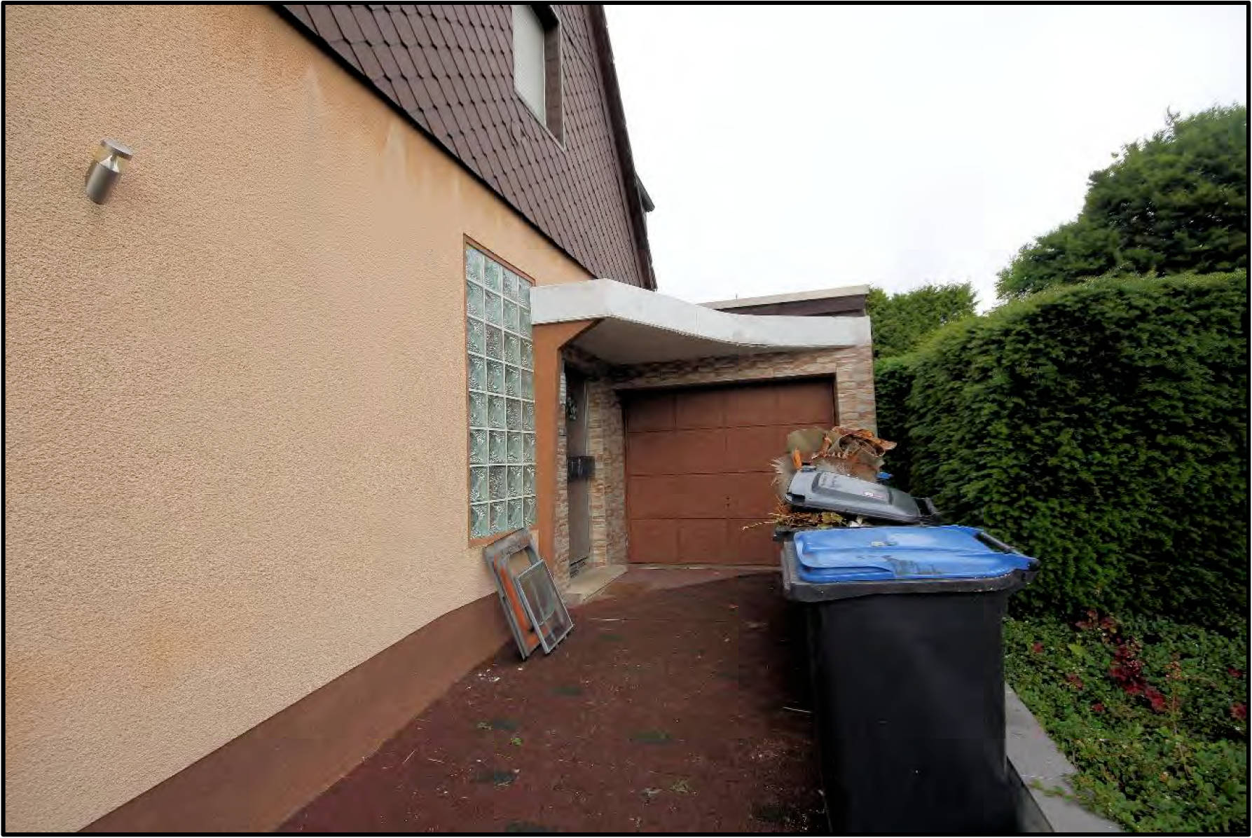 Zweifamilienhaus mit zwei Garagen in Droste-Hülshoff-Straße 4, 58739 Wickede