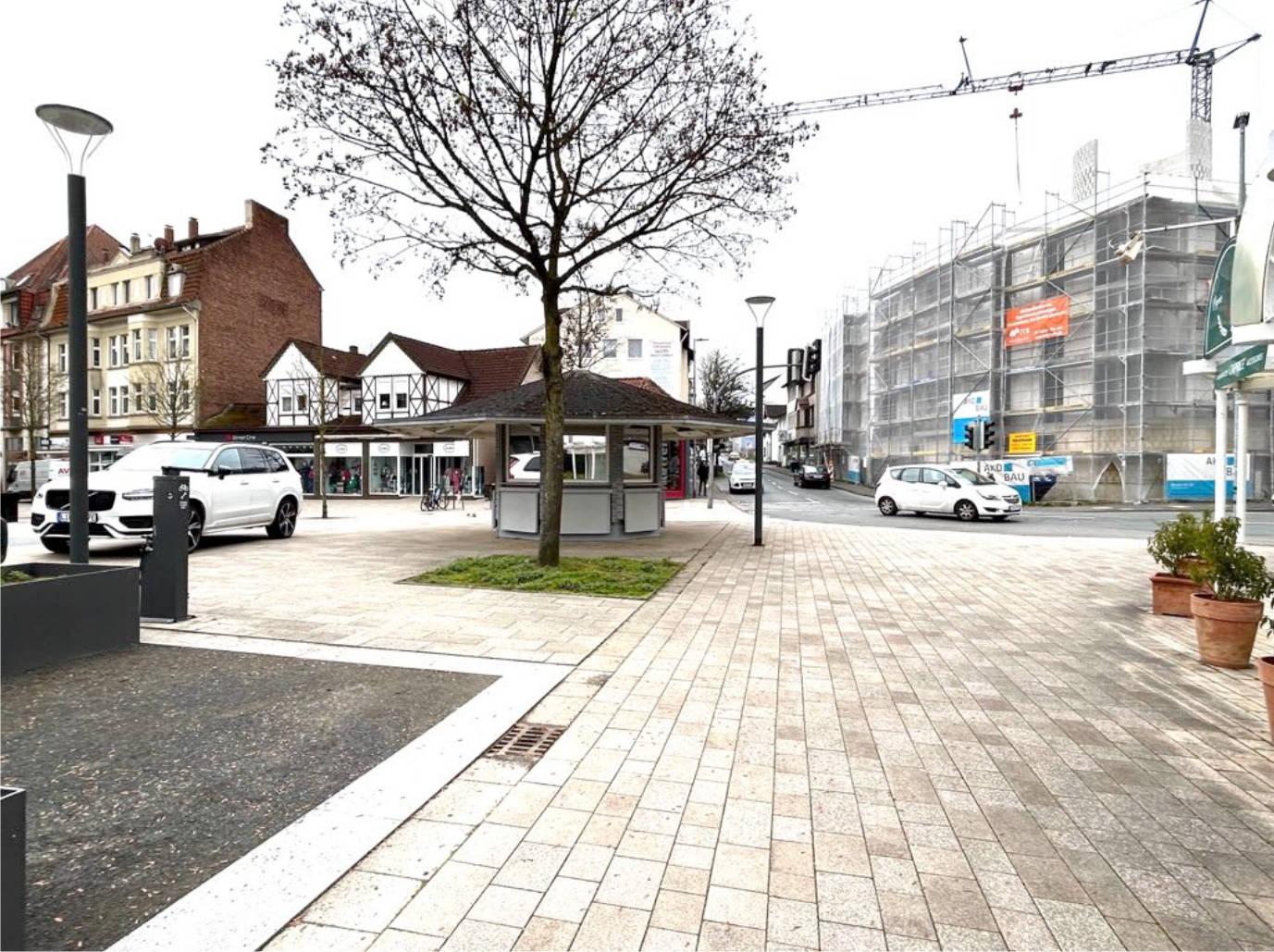 unbebautes Grundstück, Rasenfläche, gepflasterte Fläche mit Verkaufspavillon in Am Schliepsteiner Tor, 32105 Bad Salzuflen - Bild 4