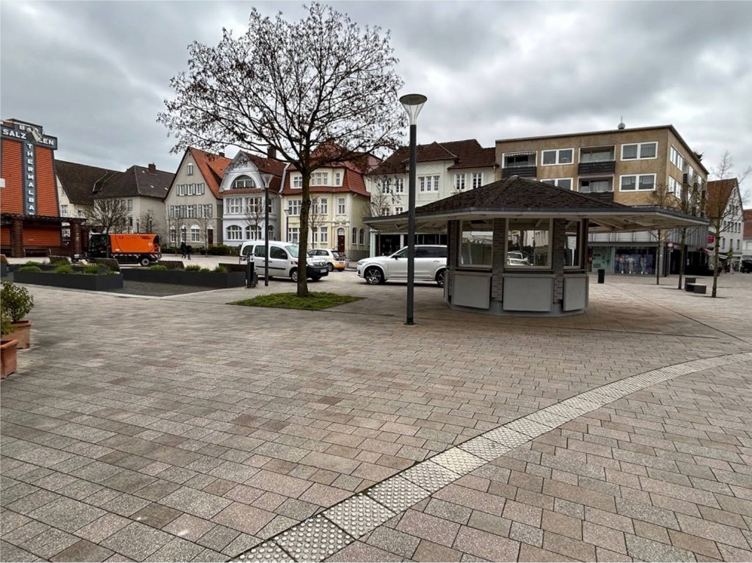 unbebautes Grundstück, Rasenfläche, gepflasterte Fläche mit Verkaufspavillon in Am Schliepsteiner Tor, 32105 Bad Salzuflen