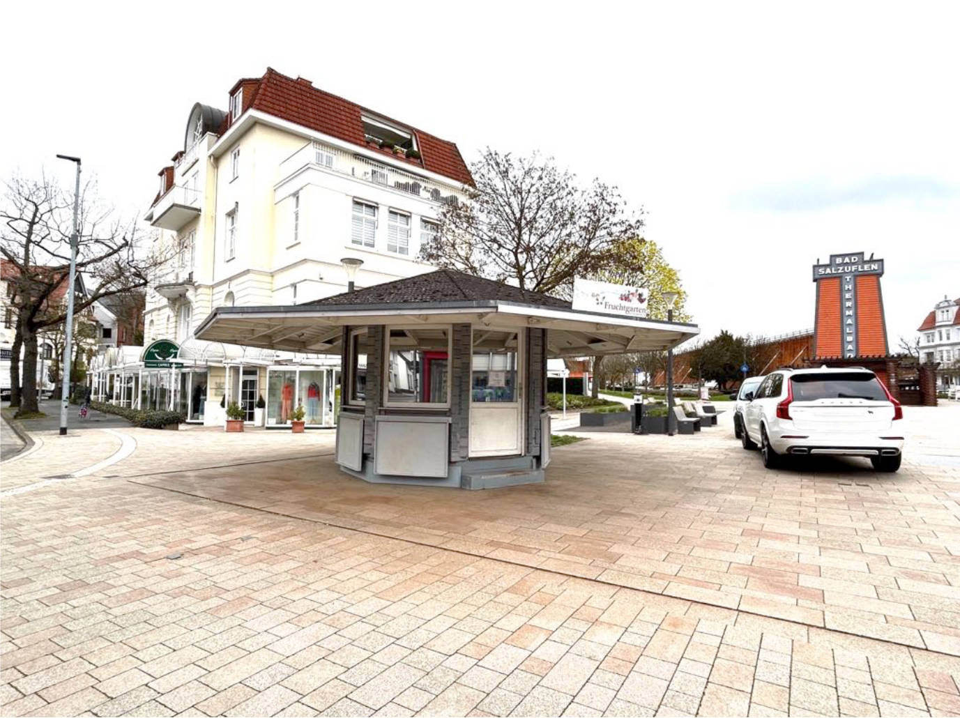 unbebautes Grundstück, Rasenfläche, gepflasterte Fläche mit Verkaufspavillon in Am Schliepsteiner Tor, 32105 Bad Salzuflen - Bild 5