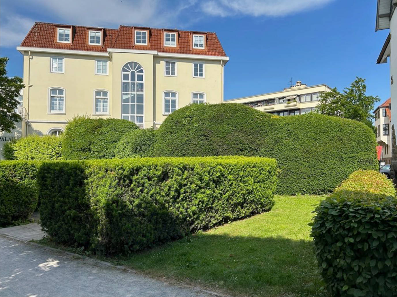 unbebautes Grundstück, Rasenfläche, gepflasterte Fläche mit Verkaufspavillon in Am Schliepsteiner Tor, 32105 Bad Salzuflen - Bild 2