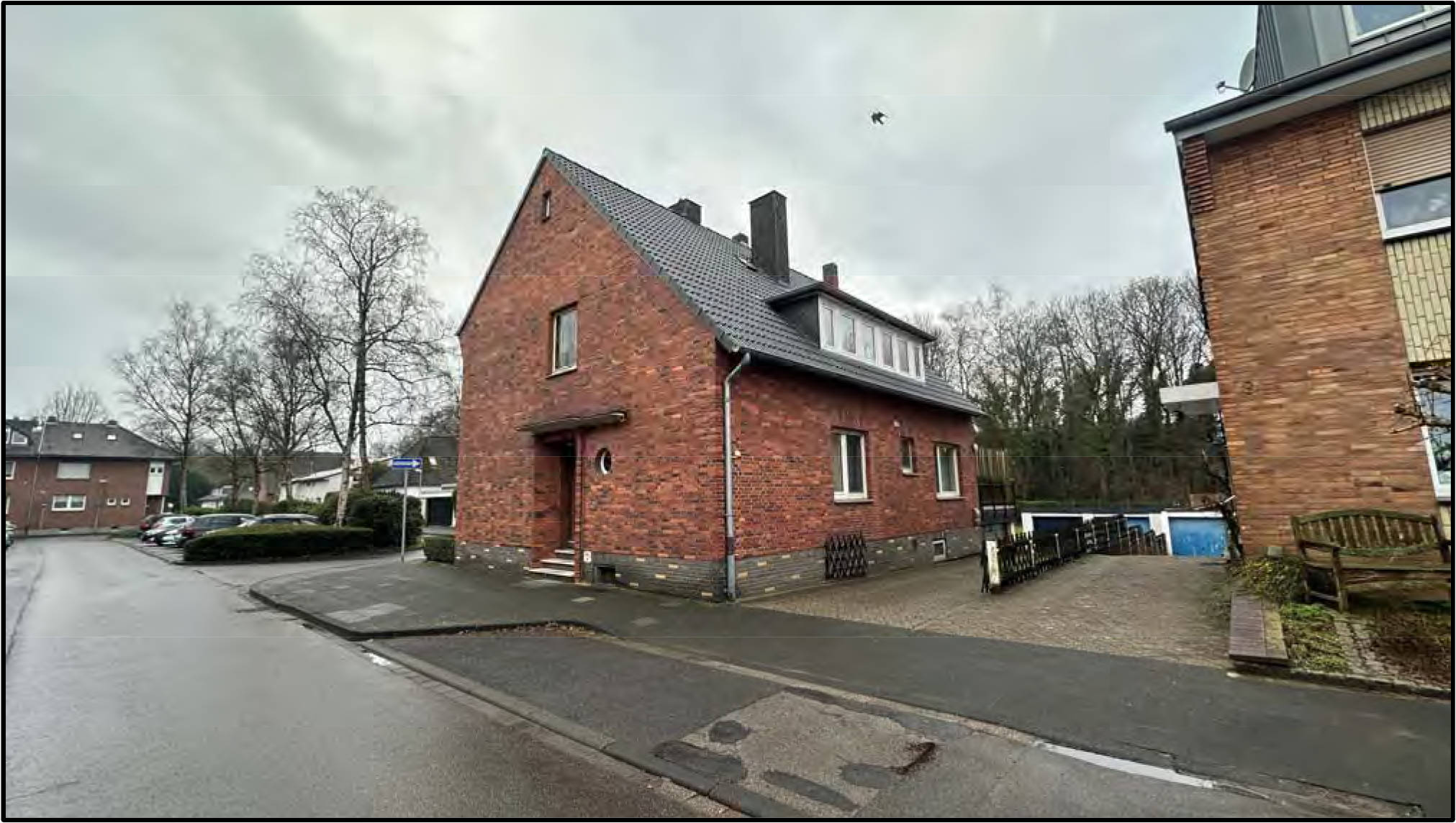 Zweifamilienwohnhaus nebst Anbau (Büro) und zwei PKW-Garagen in Am Halben Mond 12, 46483 Wesel