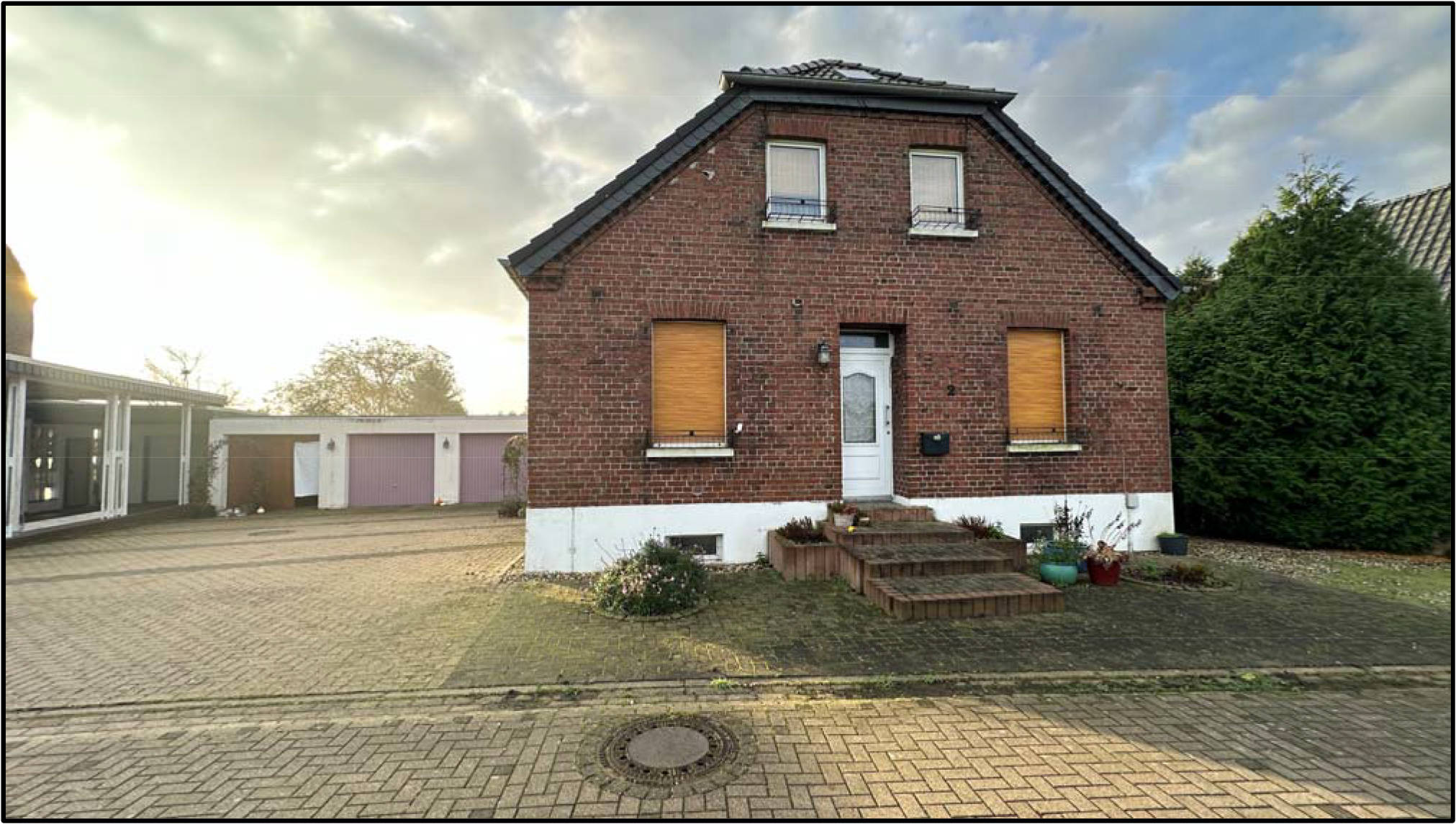 Einfamilienhaus nebst Wintergarten und drei PKW-Garagen in Auf dem Sand 2, 46487 Wesel, Büderich