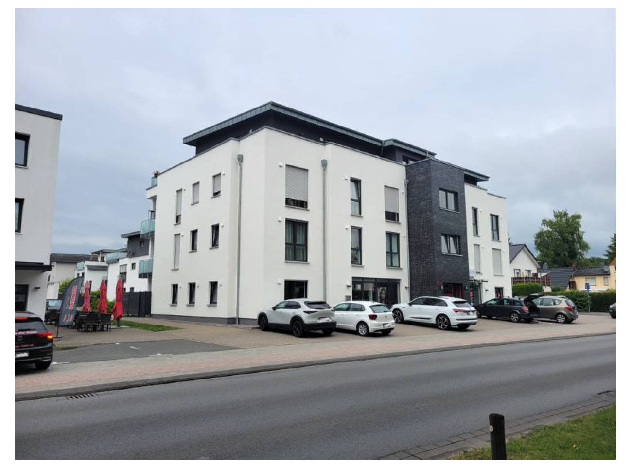 Kfz-Stellplatz, Eigentumswohnung (3 bis 4 Zimmer) in Bielefelder Straße 165, 33104 Paderborn, Schloß Neuhaus