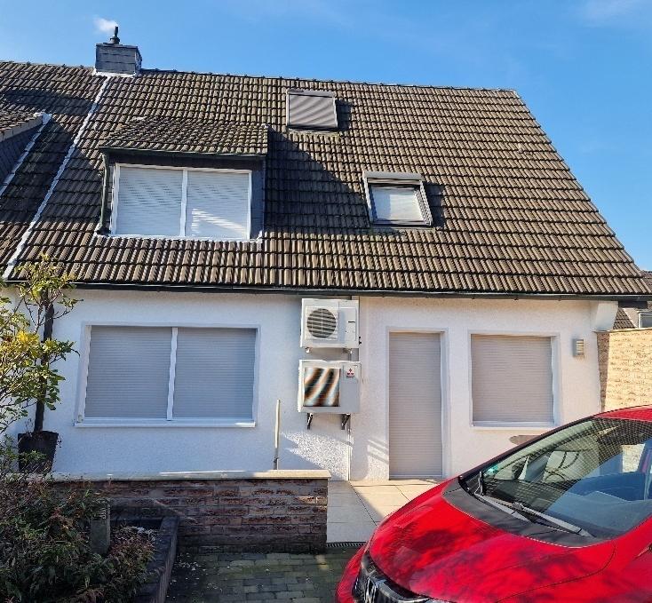 Einfamilienhaus nebst 2 Garagen in Kleiner Feldweg 49, 46569 Hünxe, Bruckhausen